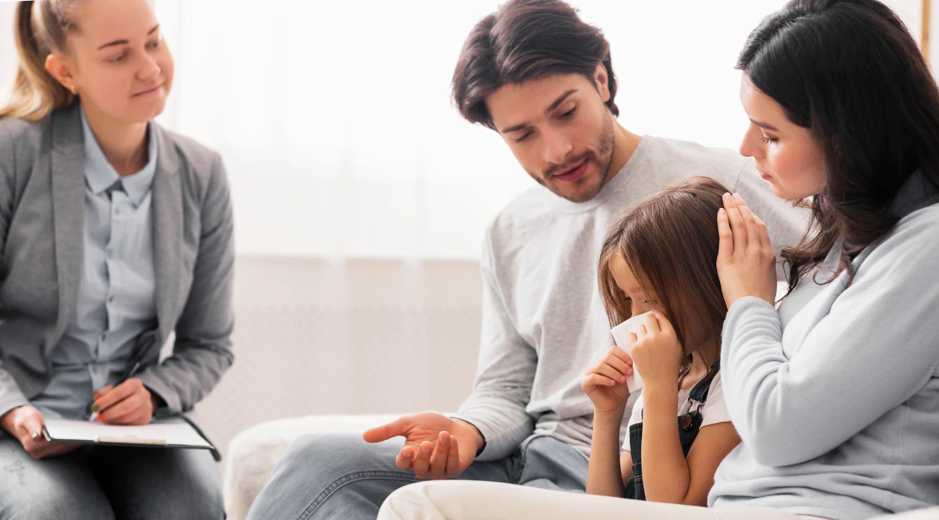 Familie i samtale, støttende miljø, psykologhjælp, børne- og familiepleje.